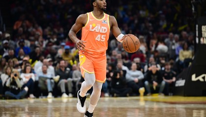 世界杯手机高清观看平台-状态火热！米切尔27中16砍下38分6板6助 下半场轰23分